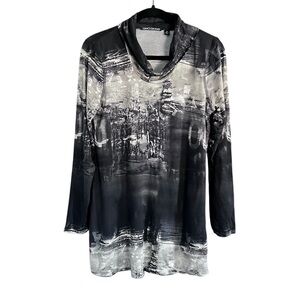 Snoskins Women’s Longline Turtleneck in Black White Cream size Medium